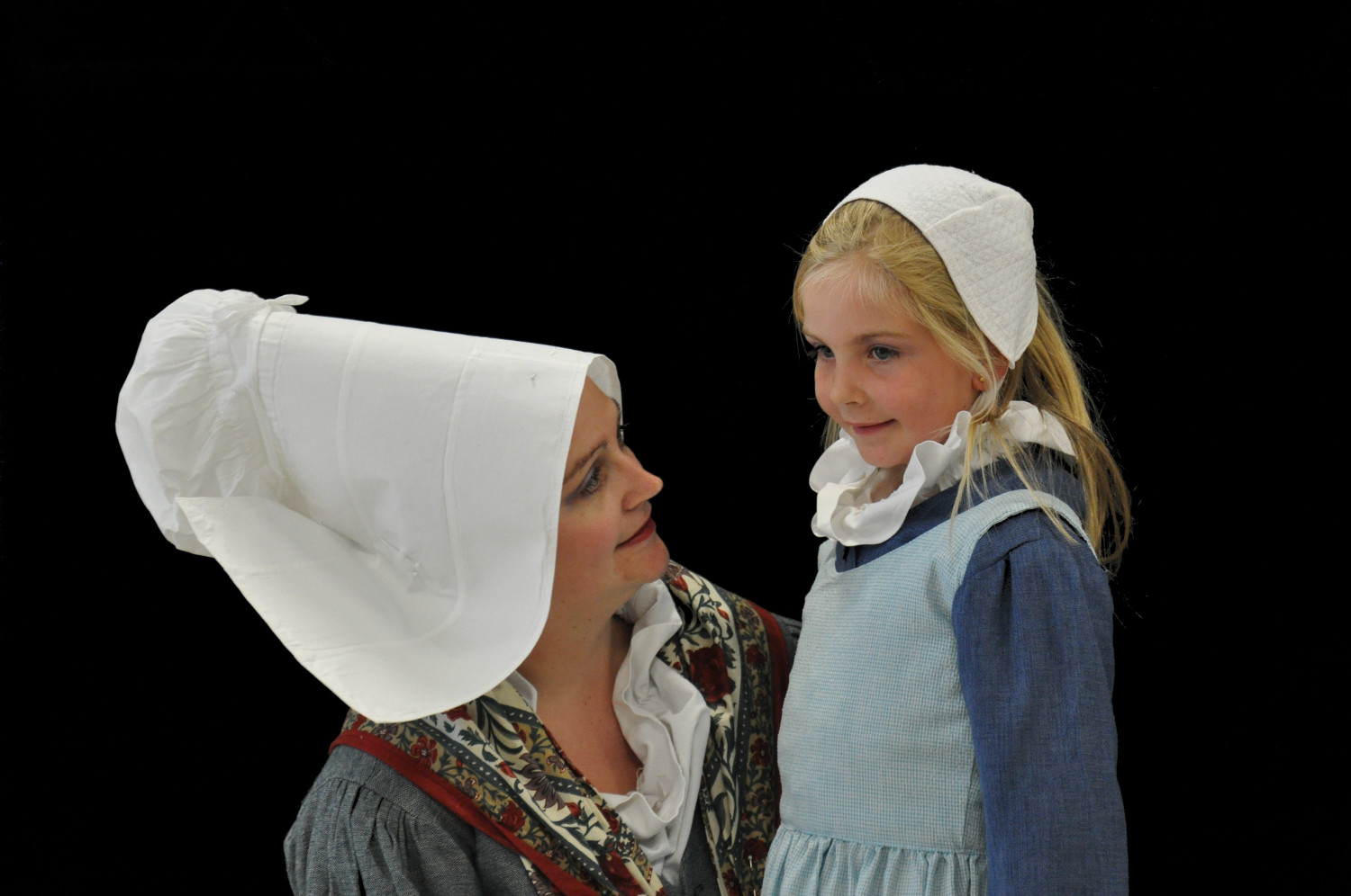 Danseuse et enfant en costumes